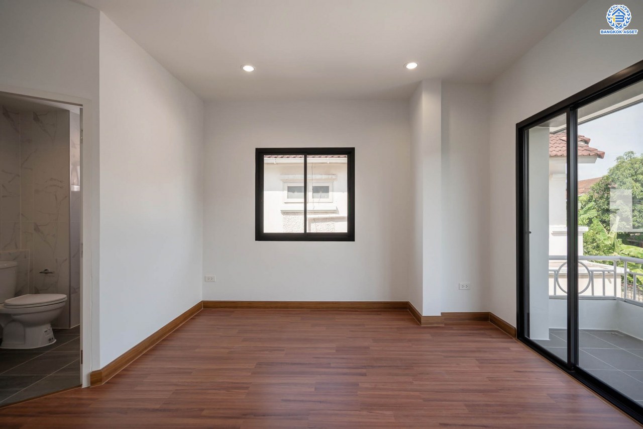 บ้านมือสองตกแต่งใหม่ โครงการ บ้านสวนดอกไม้ ปิ่นเกล้า เนื้อที่ 72.7 ตร.ว. บนพื้นที่ใช้สอยถึง 202 ตร.ม. ฟังก์ชันจัดเต็ม 3 ห้องนอน 3 ห้องน้ำ จอดรถได้ 4 คัน บนทำเลเชื่อมต่อเมืองอย่างรวดเร็ว ใกล้ทางคู่ขนานลอยฟ้าบรมราชชนนี ทางด่วน "กาญจนาภิเษก" ม.มหิดล และเซ็นทรัลปิ่นเกล้า